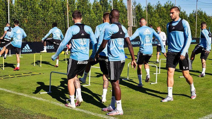 Okay Yokuslu, a la derecha, ayer, durante la sesión de entrenamiento del Celta en A Madroa.