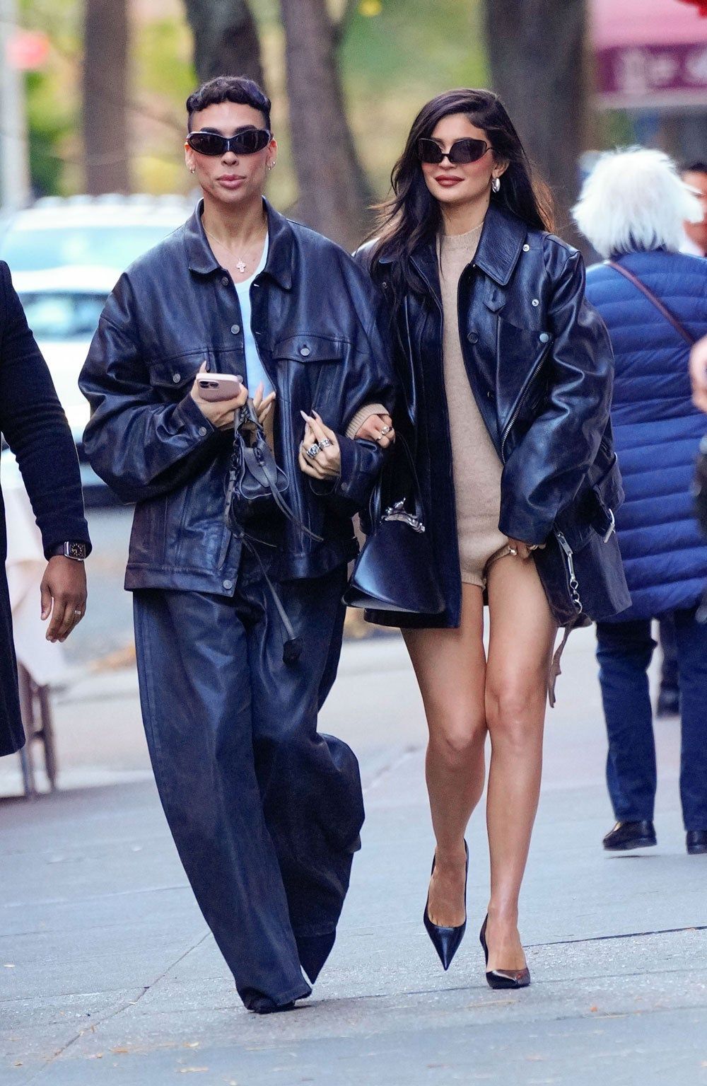 Kyle Jenner con mono corto y enseñando bien de pierna