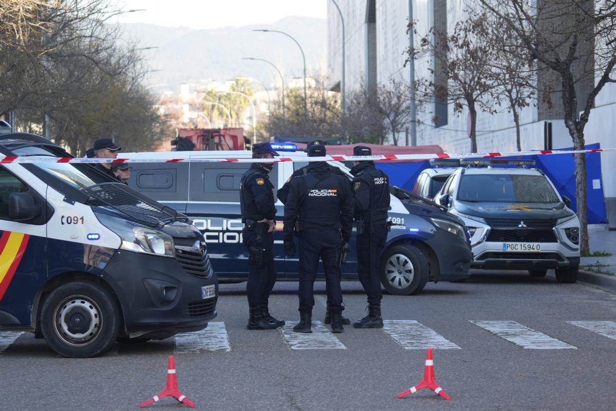 La Policía mantiene cortadas al tráfico las inmediaciones del IML.