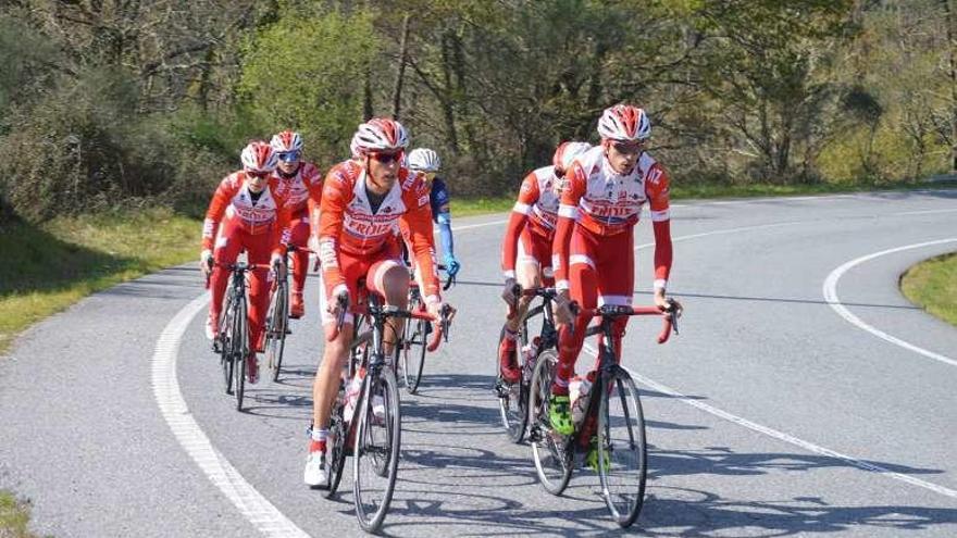 La escuadra ciclista durante un entrenamiento. // FDV