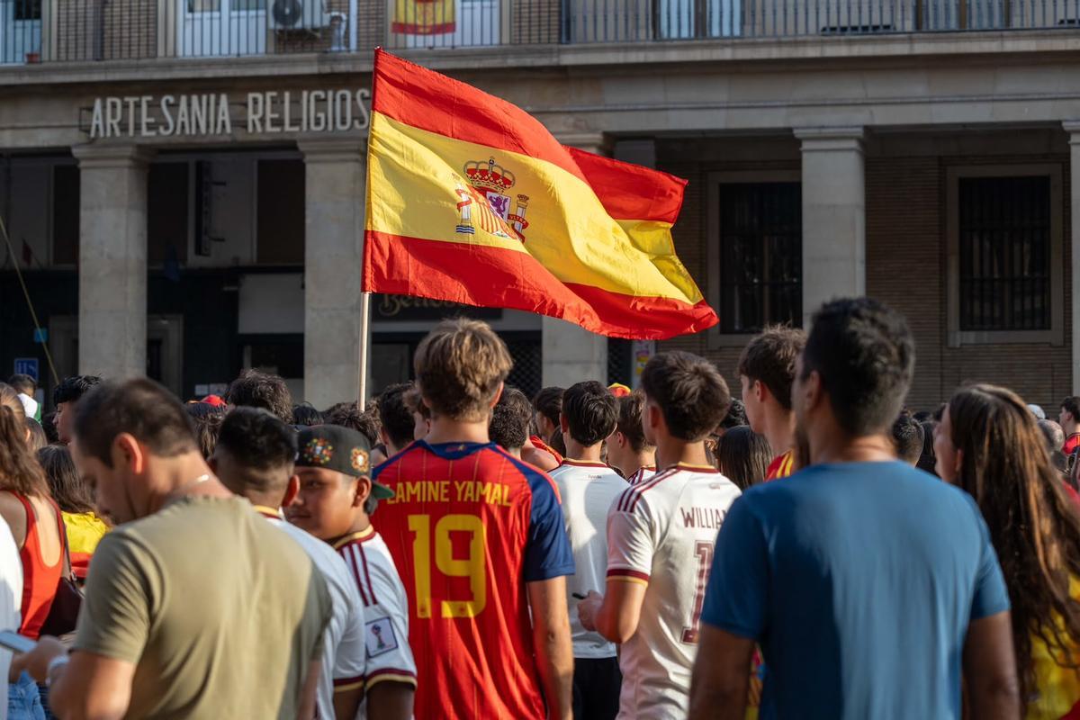 En imágenes | Zaragoza espera en la plaza del Pilar el inicio del España-Francia