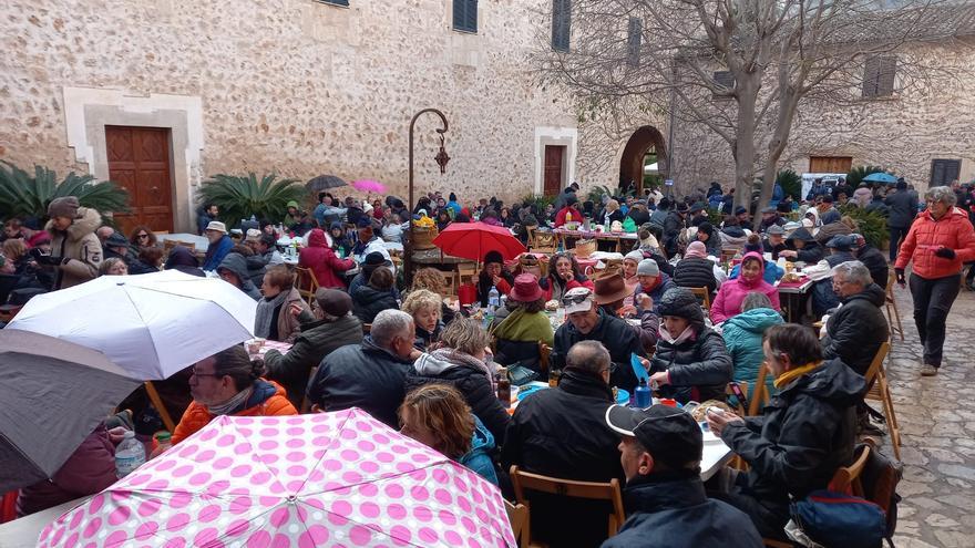 La fiesta del Quarteró de Bunyola regresa a Raixa desafiando a la lluvia