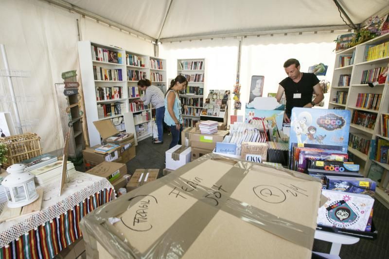 28.05.18. Las Palmas de Gran Canaria. Preparativos de la Feria del Libro.  El Libro Técnico. Parque San Telmo. Foto Quique Curbelo  | 28/05/2018 | Fotógrafo: Quique Curbelo