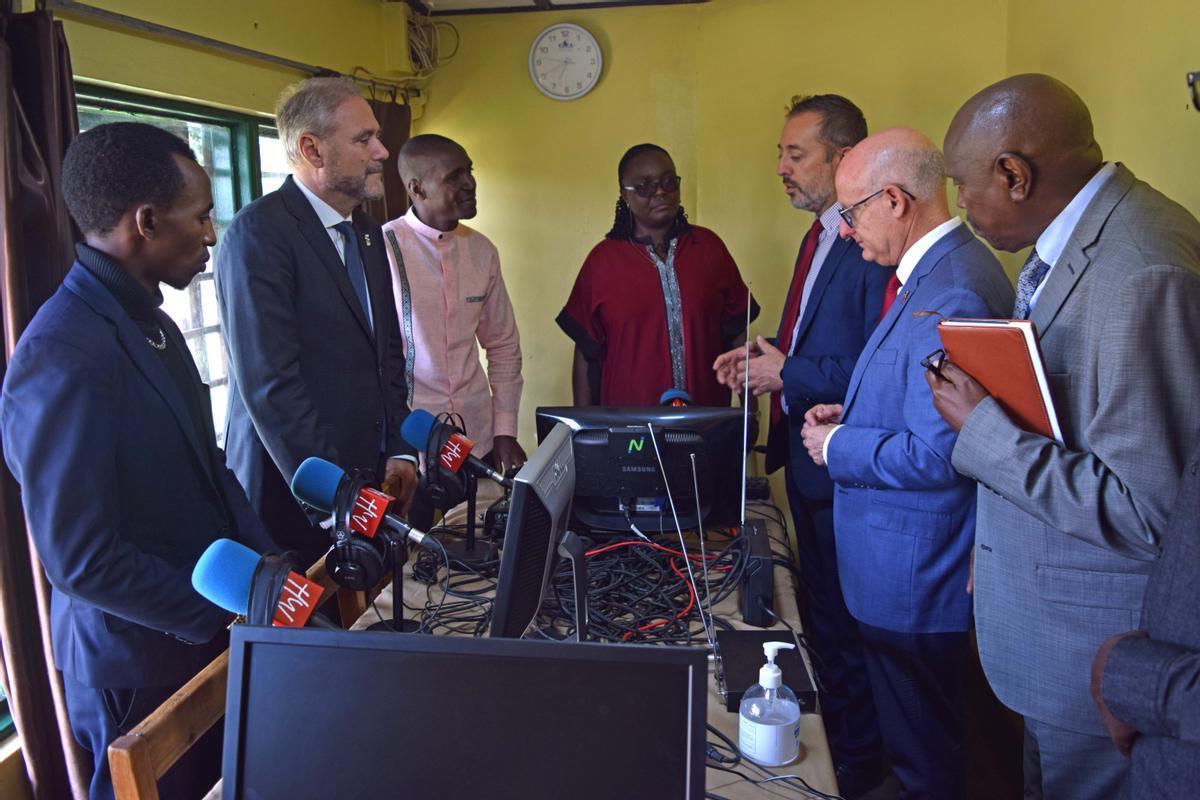 Proyecto de radio de la UMH en una universidad ruandesa.