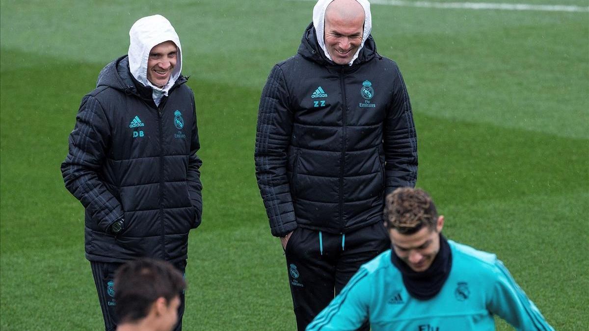 Zidane y Bettoni, su ayudante, observan a Ronaldo durante el entrenamiento de este sábado en Valdebebas