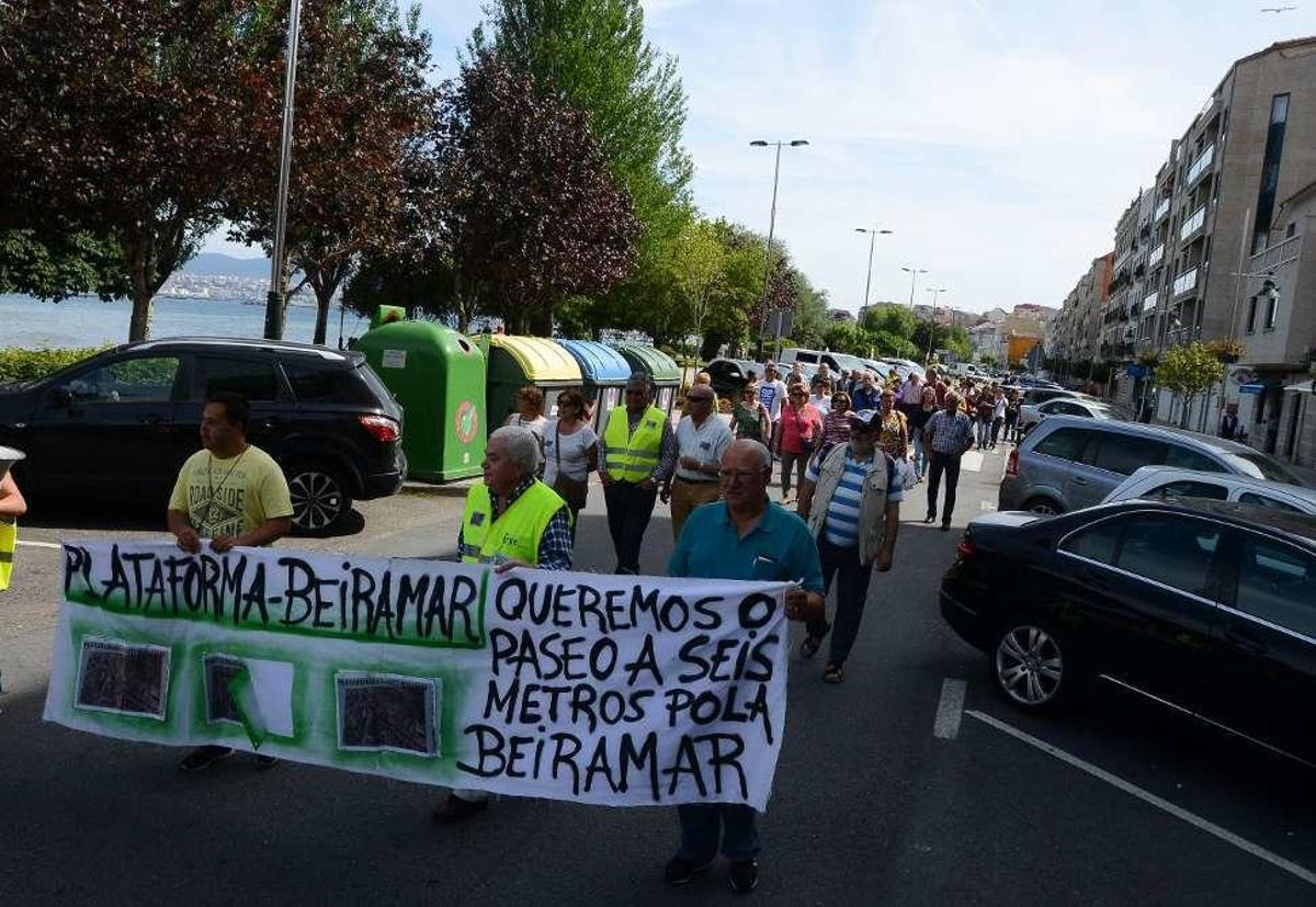Pintadas en los astilleros mientras 70 personas piden el paseo por el litoral
