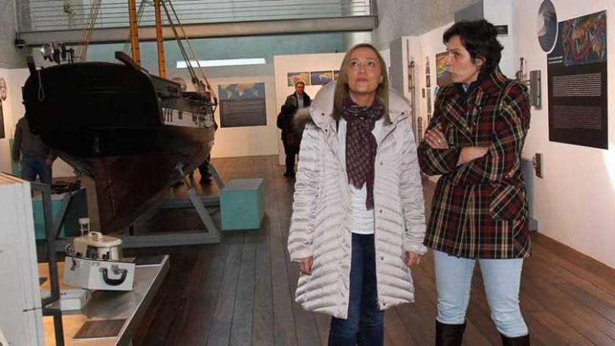 La conselleira, solo con personal de su gabinete en su visita al Museo do Mar  |  Muñoz hizo ayer su primera aparición pública en la ciudad tras la elección con una visita al Museo do Mar, al que acudió solo con su jefe de gabinete y el responsable de prensa, y recorrió la exposición &quot;25 séculos de Oceanografía&quot; guiada por la directora del recinto, Marta Lucio. Ningún dirigente del partido en la ciudad la acompañó en el acto.