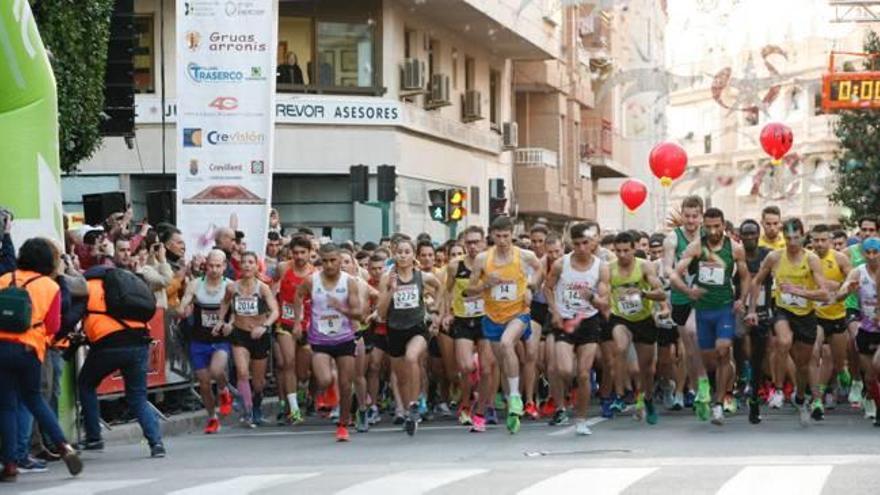 Un instante de la salida de la 23ª San Silvestre Internacional Crevillentina en la tarde del pasado martes.