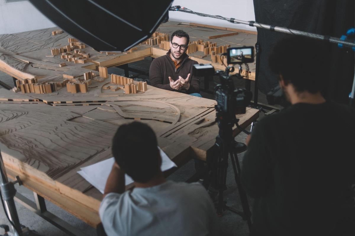 Momento durante una entrevista con un arquitecto de Badia