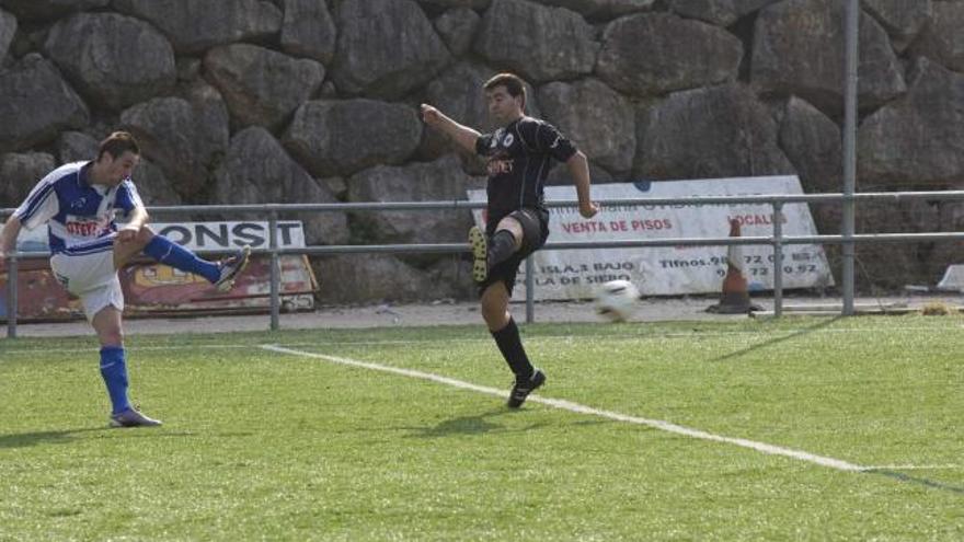 Omar, autor de dos goles, centra ante la oposición de un jugador maliayés.