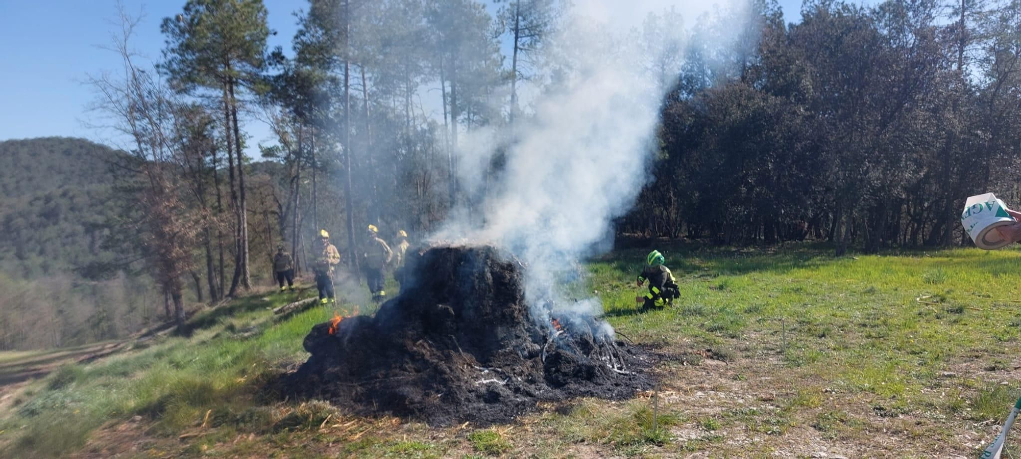 Els cossos d'emergencies fan en un primer exercici conjunt a Avinyó per simular un gran incendi