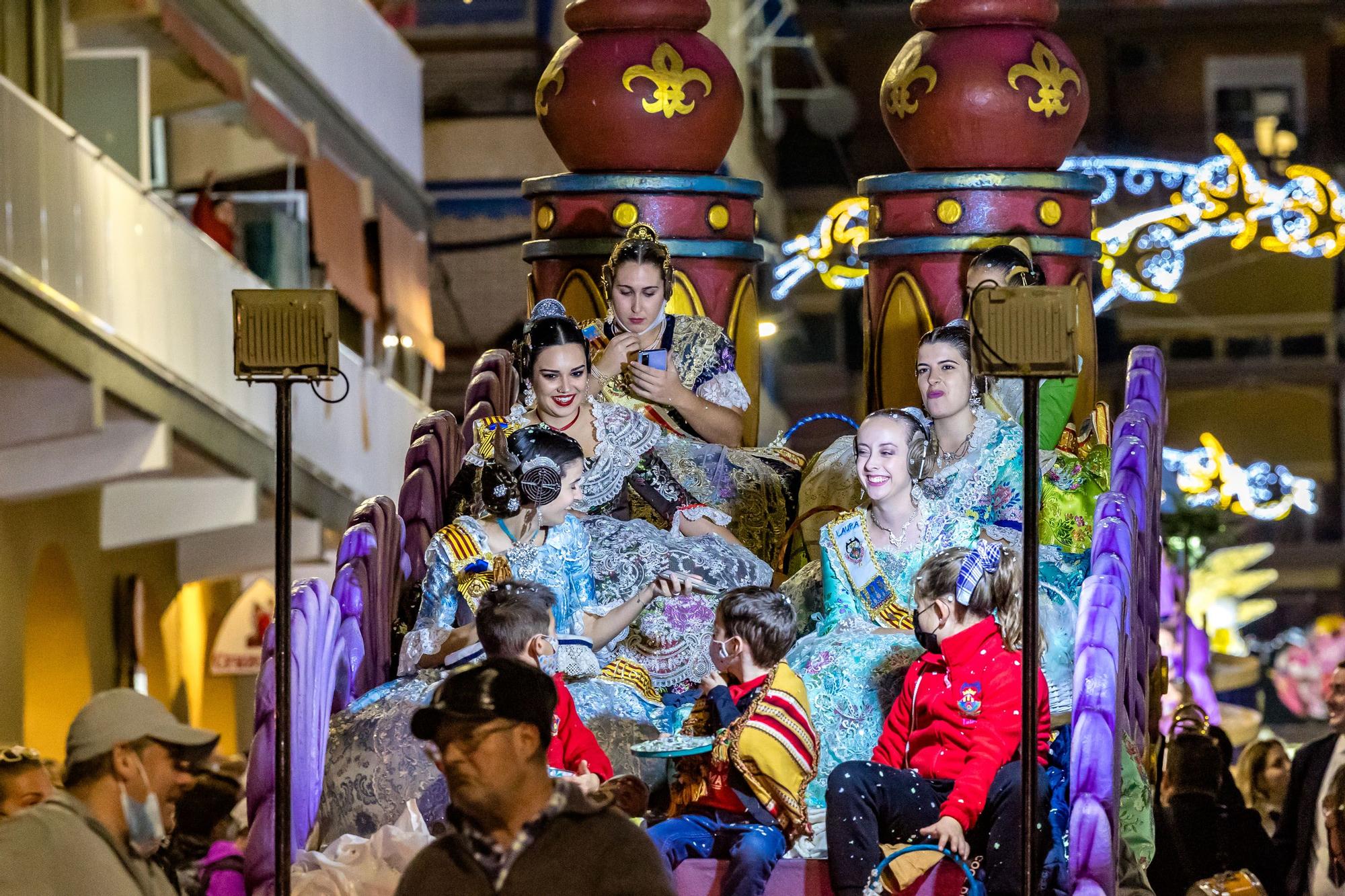 El desfile de carrozas y  el castillo de fuegos artificiales cierran las Fiestas de Benidorm