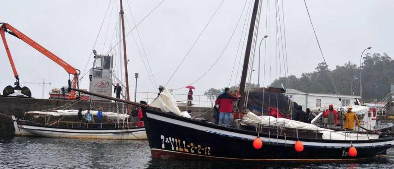 El &quot;Komaira&quot;, en primer término, navegando por las aguas del muelle de O Xufre, en A Illa de Arousa. // Iñaki Abella