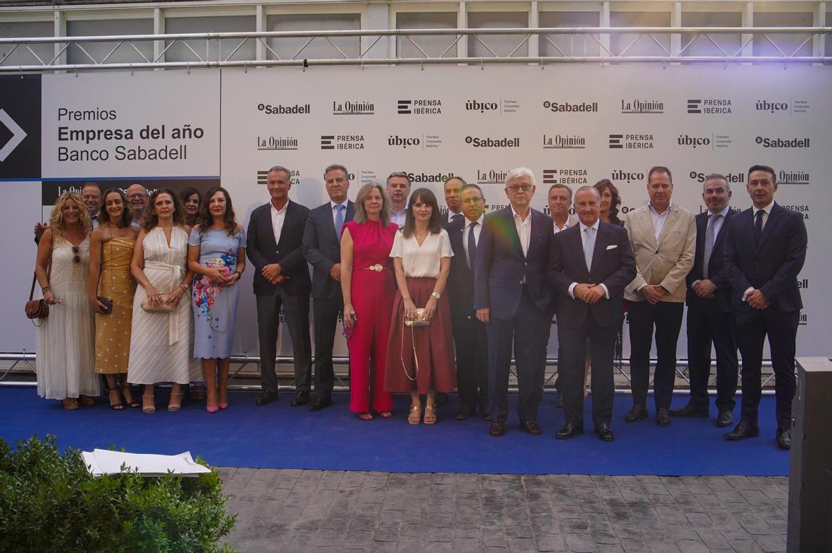 Varios invitados a la entrada del evento.