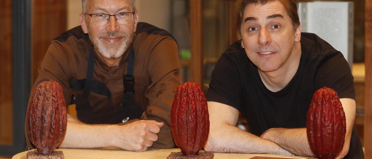 Damian Allsop (a l'esquerra) i Jordi Roca, a l'interior de Casa Cacao.