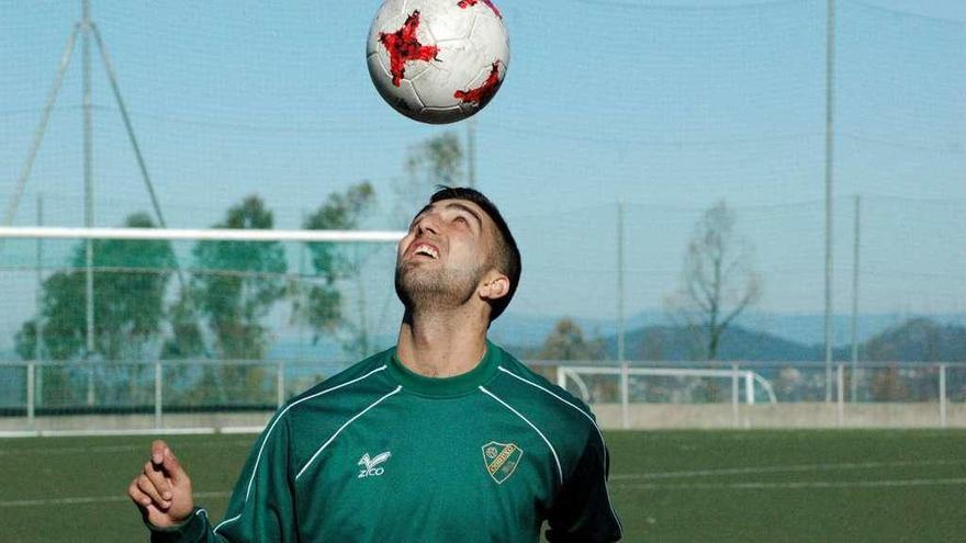 Juanito Baza, nuevo jugador del Coruxo, en el entrenamiento de ayer en Fragoselo. // R.R.