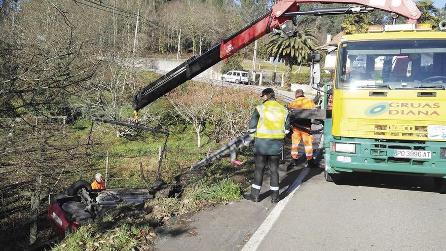 El coche tuvo que ser remolcado por una grúa. // FdV