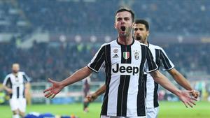 Miralem Pjanic celebra un gol marcado con la Juventus en el derbi ante el Torino.