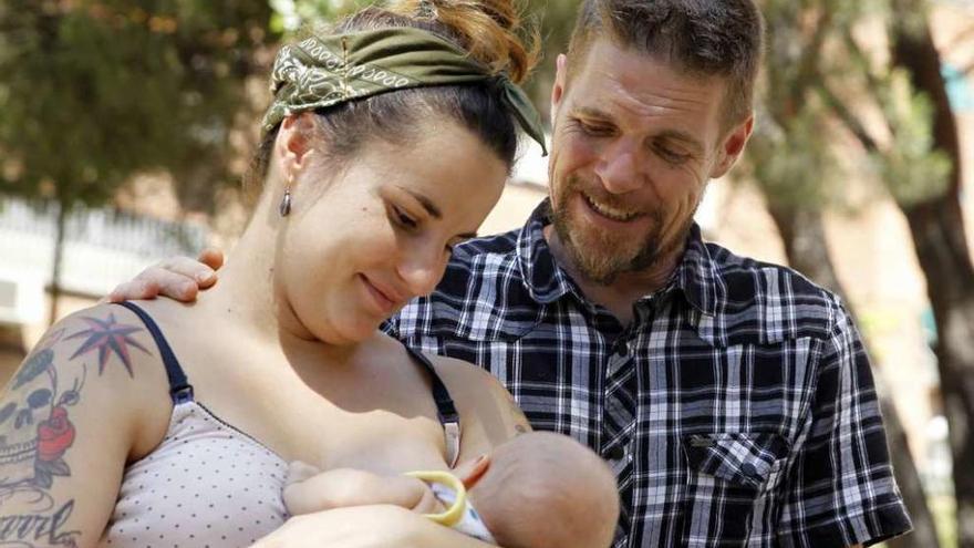 María Hernández e Ignacio Javierre con su hijo Lobo.