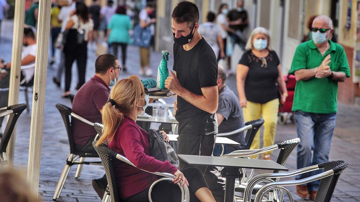 Una terraza en el municipio de Santa Cruz de Tenerife. | | MARÍA PISACA