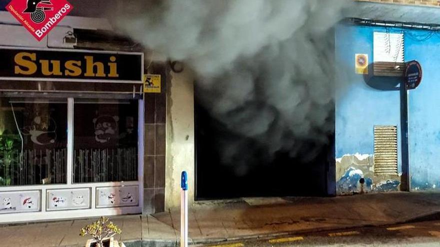 Intervención de los bomberos en el incendio de un garaje de la calle Morriones de Torrevieja