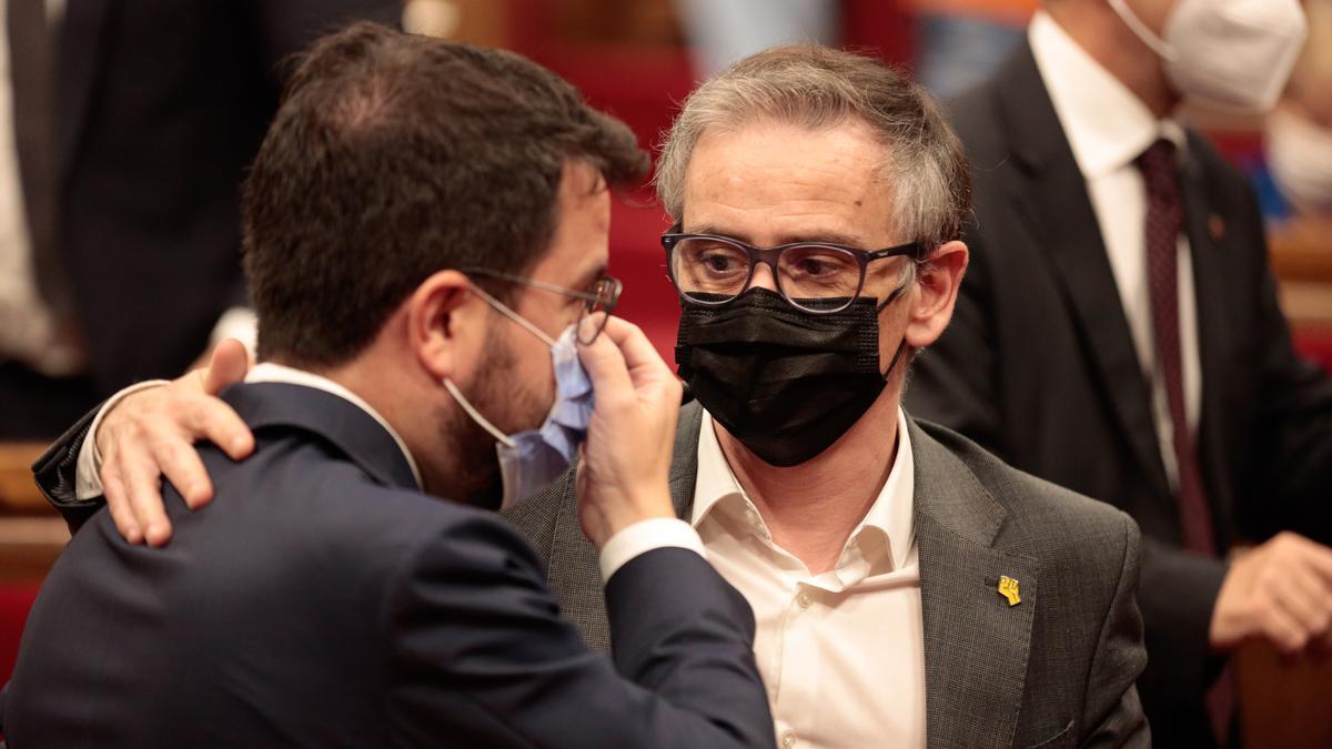 El president de la Generalitat, Pere Aragonès, conversa amb el president d&#039;ERC al Parlament, Josep Maria Jové