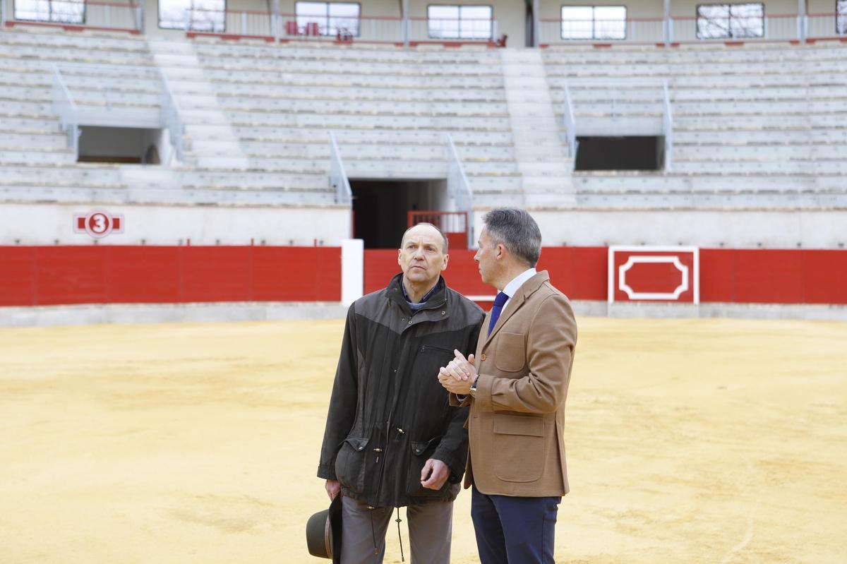 Pepín Jiménez junto al alcalde en la Plaza de Toros.