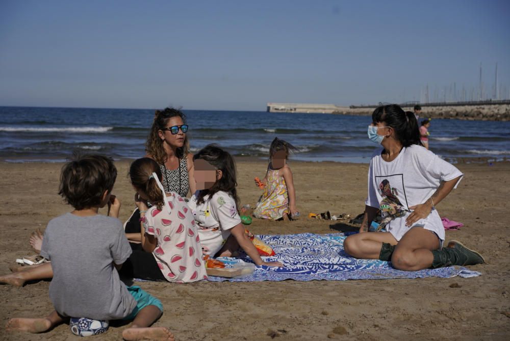 Playas y terrazas llenas en València en los primeros días de la fase 1