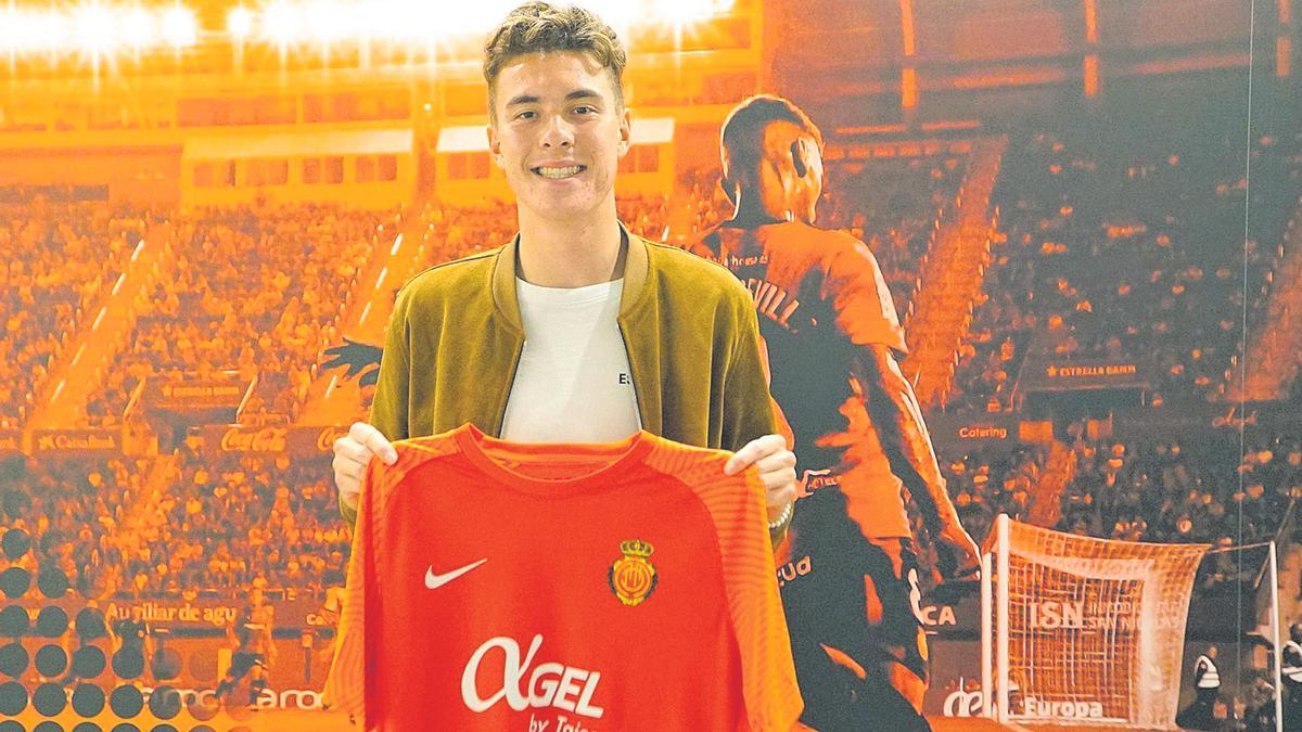 Matthew Hoppe posa con su nueva camiseta ayer en el Visit Mallorca Estadi.