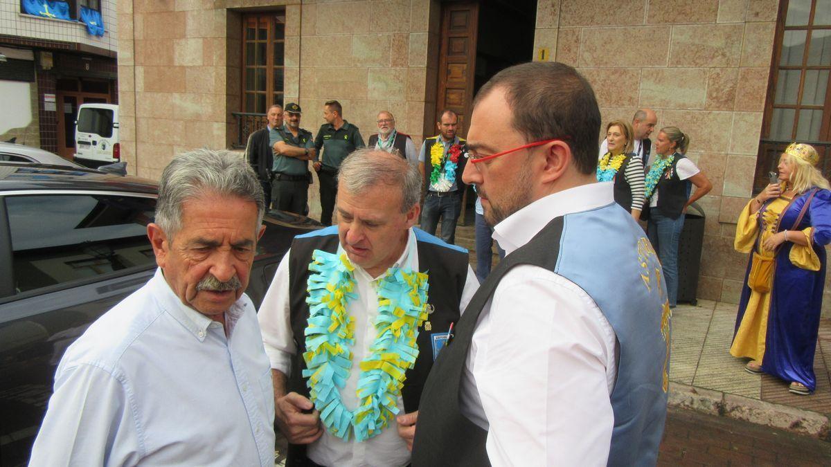 Adrián Barbón y Miguel Ángel Revilla en el Descenso Internacional del Sella.