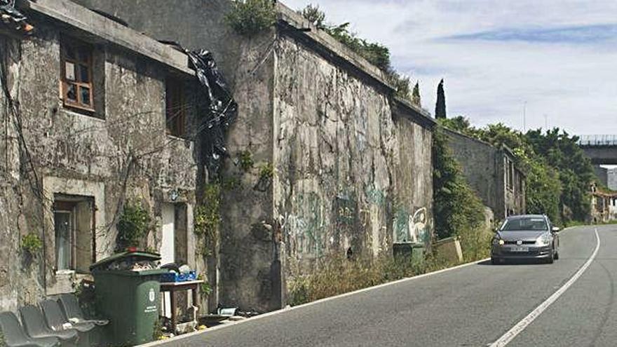 Casas del lugar de San José al borde de la avenida de Finisterre.