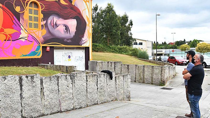 El mural de Slim Safont de una niña bailandLa obra de Edgar Goás, ‘Woas’, en la urbanización A Barcala.  | // LA OPINIÓN