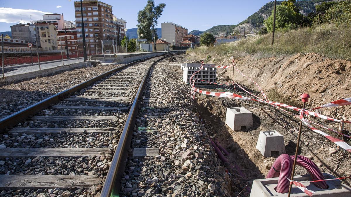 Trabajos que se realizan en Alcoy para instalar el nuevo sistema de seguridad en la línea.