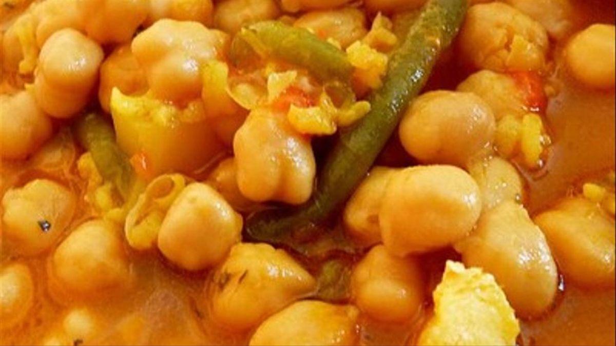 Garbanzos con bacalao hechos siguiendo la receta de la abuela.