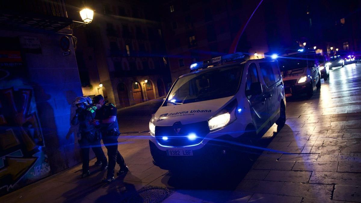 Barcelona  actuacion policial en el Born antes del fin del toque de queda en Barcelona fotografia de manu mitru
