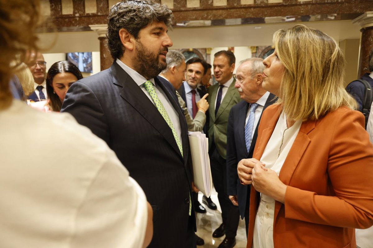 Fernando López Miras sauda a Noelia Arroyo, alcaldesa de Cartagena, a su llegada al Pleno.