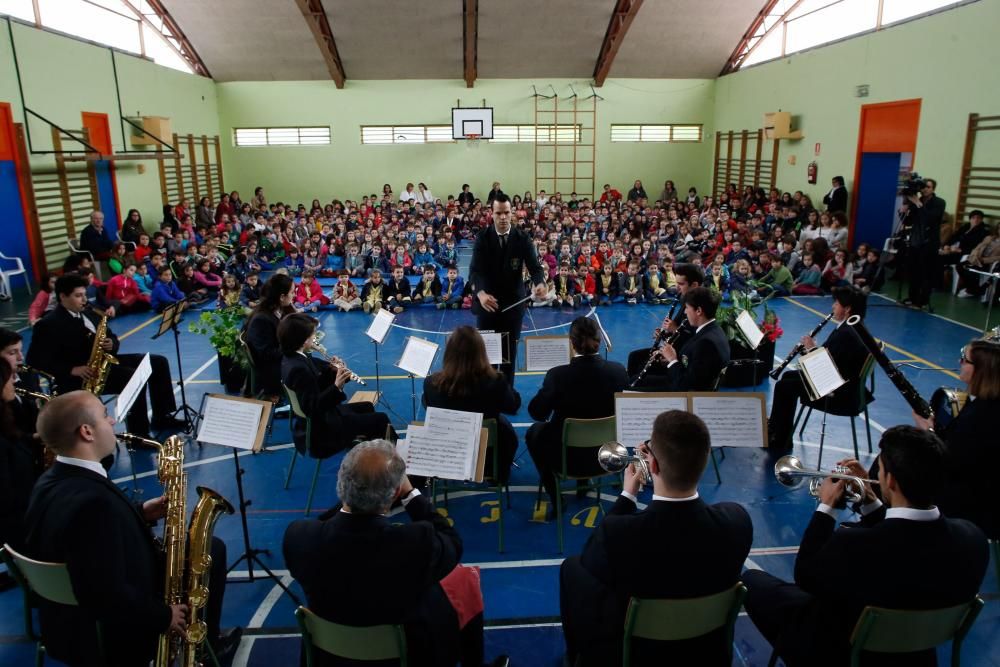 Concierto de la Banda de Música en el colegio Enrique Alonso bajo la dirección de Daniel Santos