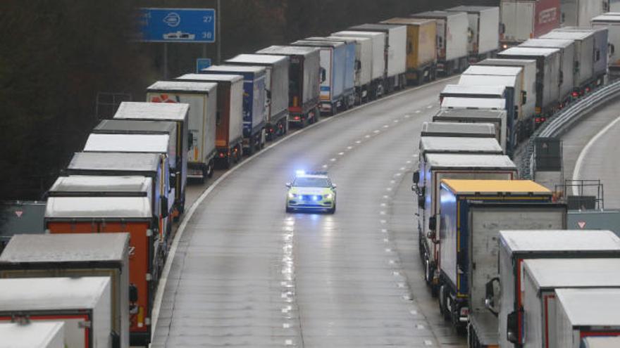 Miles de camioneros atrapados en el Canal de la Mancha por el Brexit y la nueva cepa de coronavirus