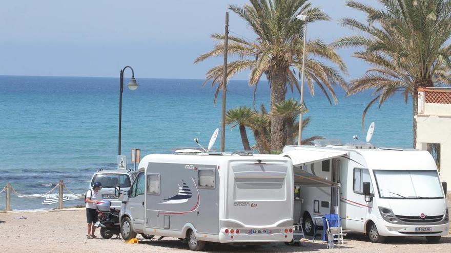 Autocaravanas en primera línea de playa en La Azohía.