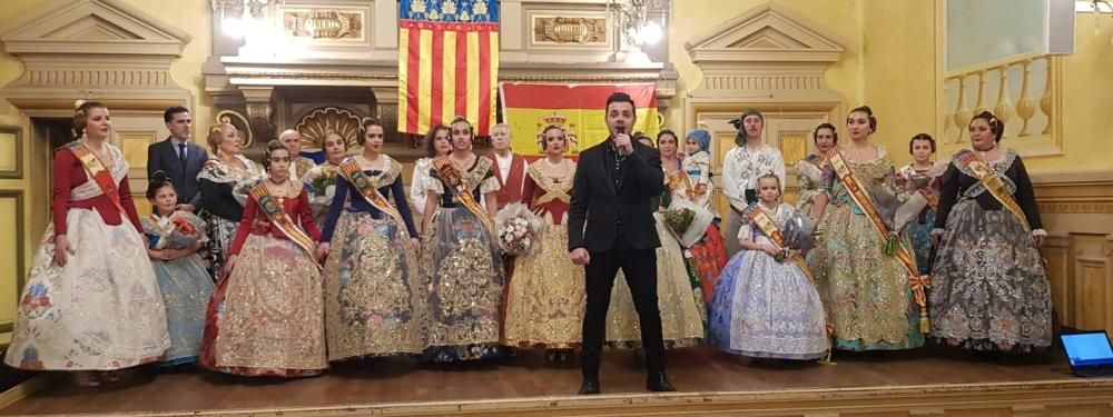 Marina y Sara, en la fiesta fallera de París.