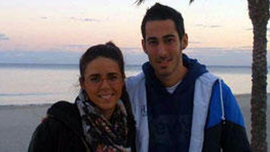 Álvaro Vargas junto a su novia en una de sus visitas a Alicante, la tierra donde se gestó su proyecto de vida