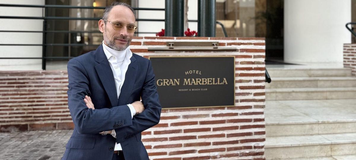 Jeroen Nettekoven, junto al acceso principal del hotel Gran Marbella, ubicado en el distrito de Las Chapas.