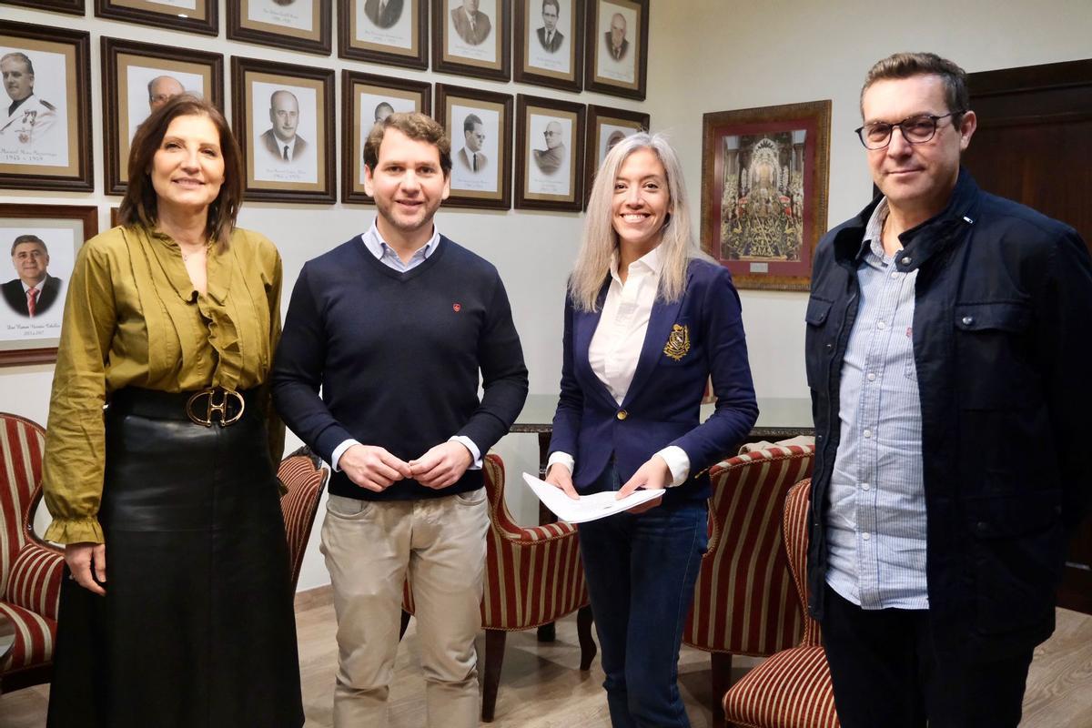 Representantes de Green Cold con el alcalde de Cabra.