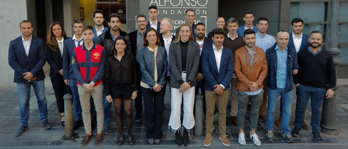 Foto de familia con los mejores Deportistas FER del curso.