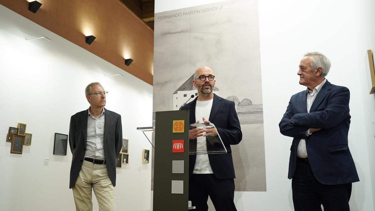 El artista Fernando Martín Godoy con Javier Sada en la presentación de la exposición.