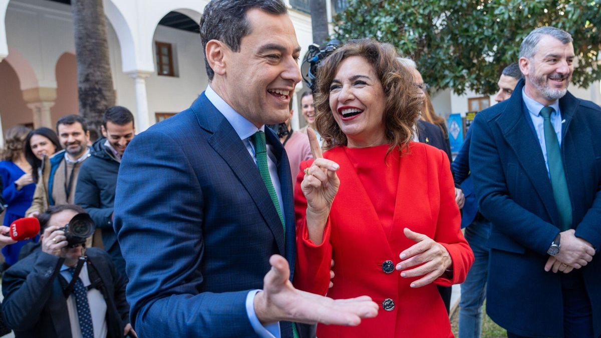 La vicepresidenta primera del Gobierno y ministra de Hacienda, María Jesús Montero, saluda al presidente de la Junta de Andalucía, Juanma Moreno.