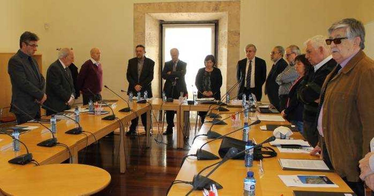 Miembros de la Acadèmia Valenciana de la Llengua guardan un minuto de silencio por Pere Maria Orts.
