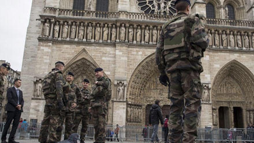 El coche bomba fue hallado cerca de la catedral de Notre Dame.