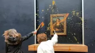 Vídeo | Dos activistas ecologistas arrojan sopa a la vitrina blindada de la 'Mona Lisa' en el Louvre