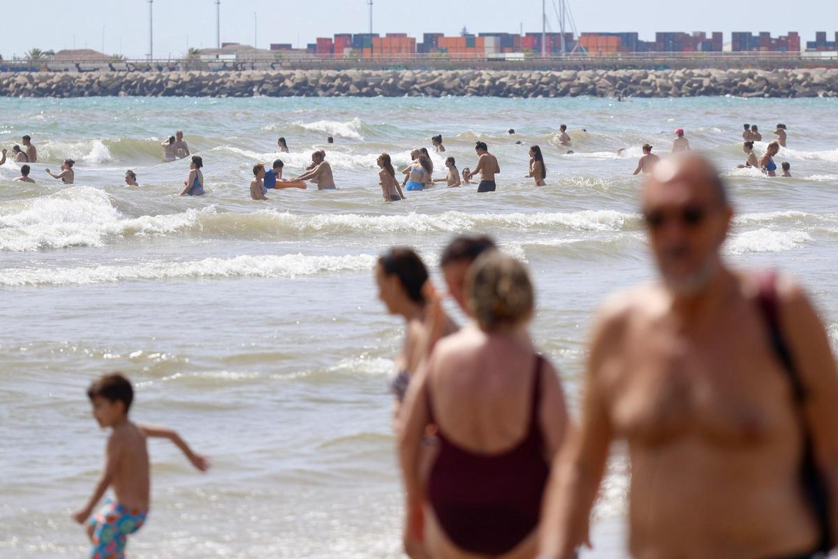 Las playas de València se llenan ante las altas temperaturas